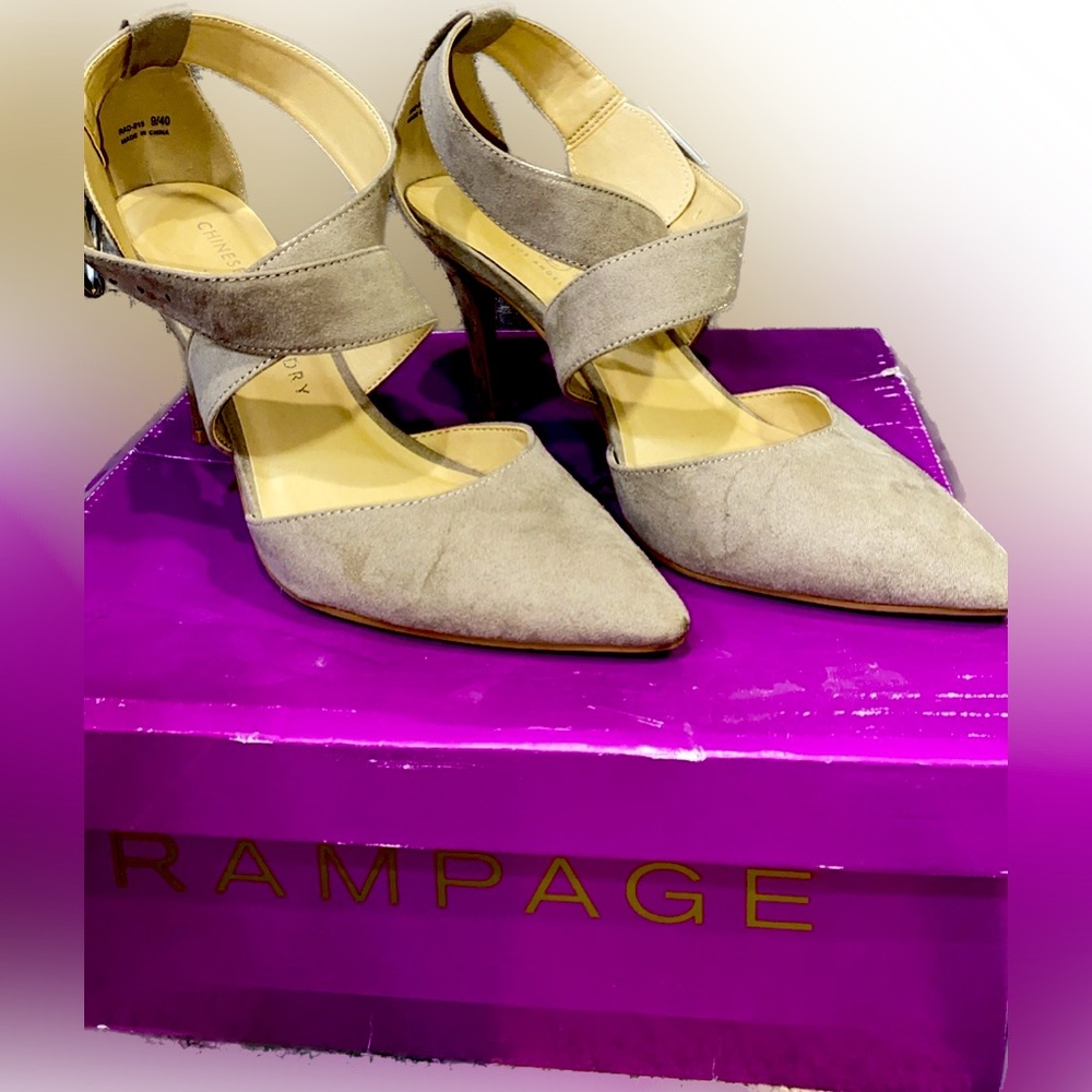 Tan faux suede heels👠